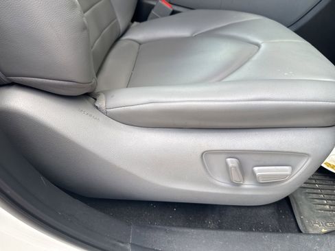 Used 2021 Toyota Highlander XLE FWD image 22