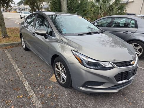 Used 2017 Chevrolet Cruze LT image 2
