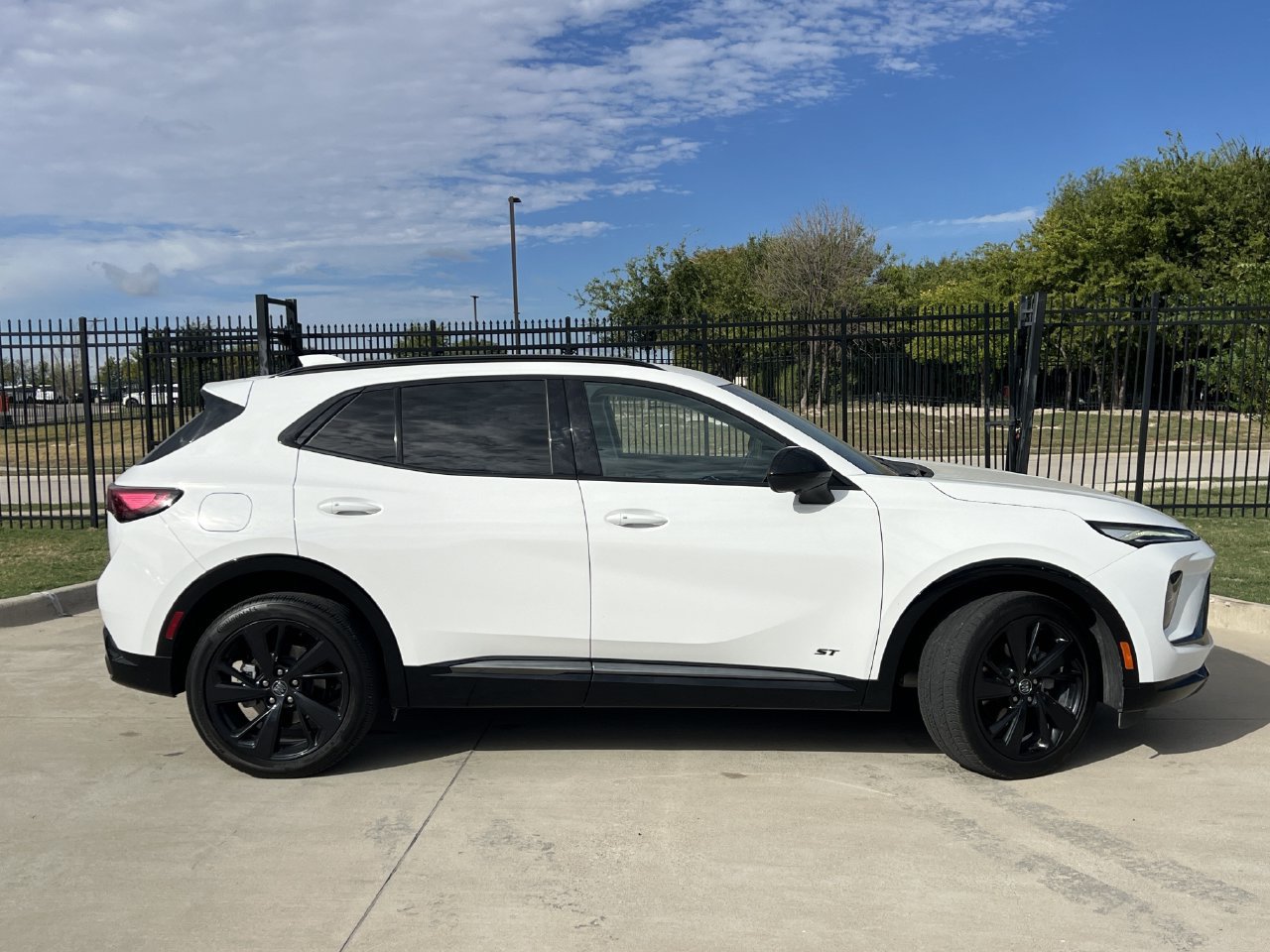 Used 2025 Buick Envision Sport Touring AWD/4WD image 3