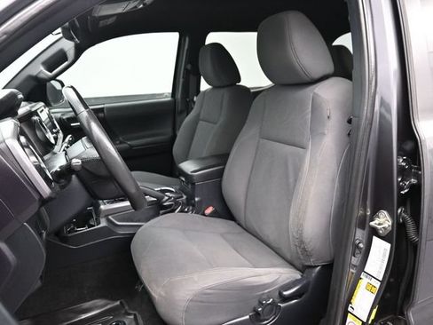 Used 2019 Toyota Tacoma TRD Sport AWD/4WD image 5