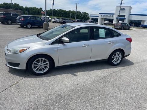 Used 2018 Ford Focus SE FWD image 4