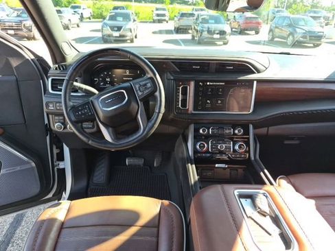 Used 2024 GMC Yukon Denali Ultimate AWD/4WD image 3