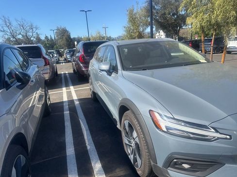 Used 2024 Volvo V60 B5 Cross Country Plus image 5