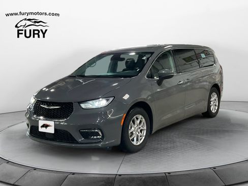 Used 2023 Chrysler Pacifica Touring-L FWD image 7
