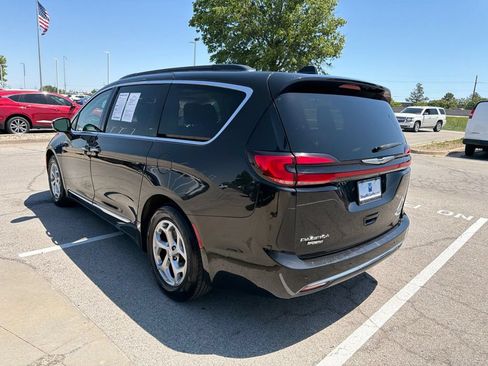 Used 2023 Chrysler Pacifica Limited FWD image 5
