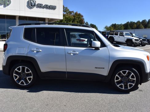 Used 2016 Jeep Renegade Latitude image 10