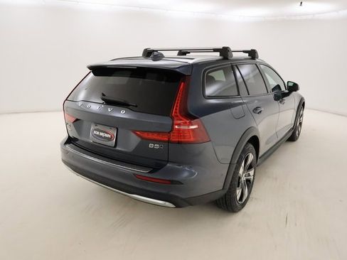 Used 2023 Volvo V60 B5 Cross Country Plus image 3