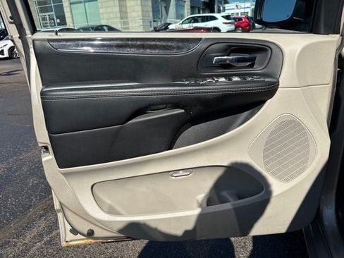 Used 2015 Chrysler Town & Country Touring-L w/ Driver Convenience Group FWD image 8