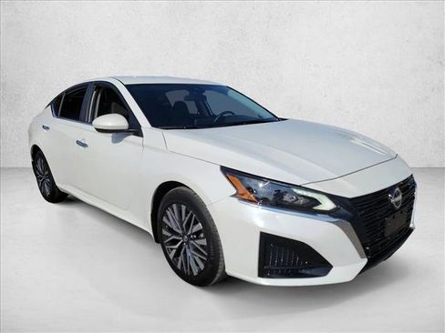 Used 2023 Nissan Altima 2.5 SV image 3