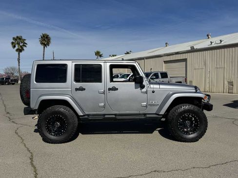 Used 2016 Jeep Wrangler Unlimited Sahara w/ Connectivity Group image 10