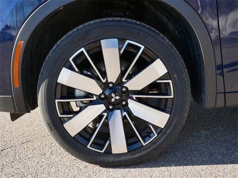 Used 2025 Mitsubishi Outlander SE image 9