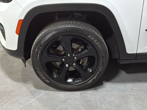 Used 2022 Jeep Grand Cherokee Altitude AWD/4WD image 8