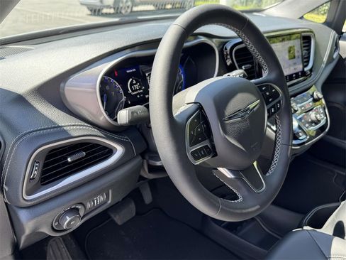 New 2026 Chrysler Pacifica Select image 2