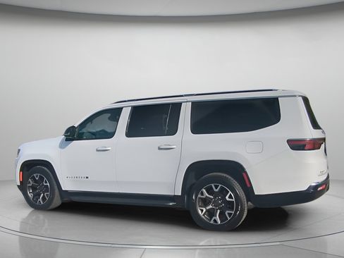 Used 2023 Jeep Wagoneer L Series III w/ Preferred Equipment Group image 19