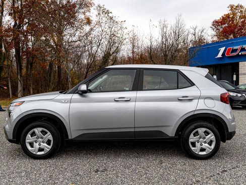 Used 2020 Hyundai Venue SE FWD image 3