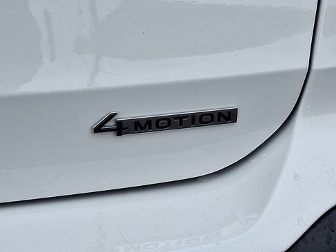 Certified 2025 Volkswagen Taos SE image 34