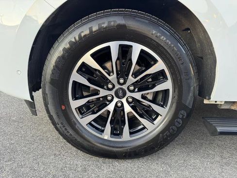 Certified 2025 Ford Expedition Platinum image 7