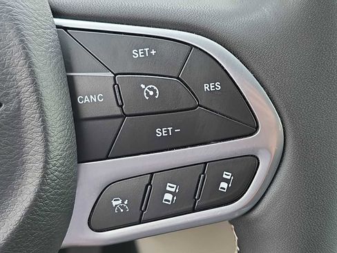 Used 2024 Chrysler Pacifica Limited FWD image 29