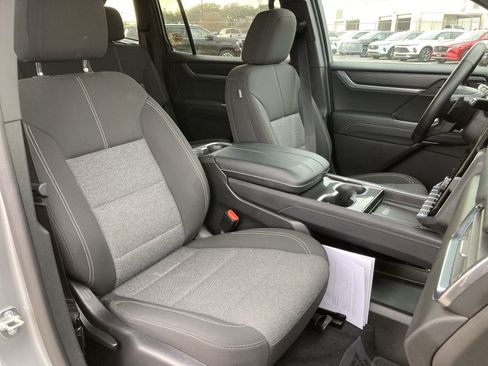 Used 2025 GMC Acadia Elevation image 28