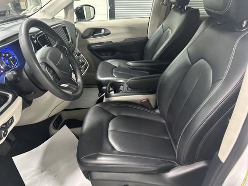 Used 2024 Chrysler Pacifica Touring-L image 12