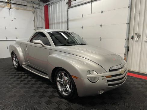 Used 2005 Chevrolet SSR w/ Preferred Equipment Group RWD image 9