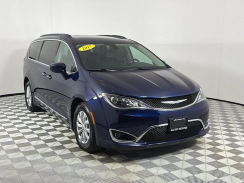 Used 2017 Chrysler Pacifica Touring-L FWD image 3