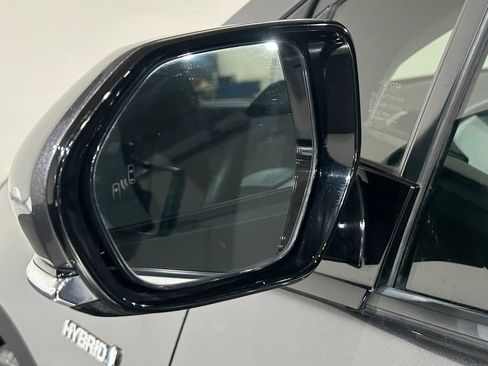 Used 2018 Toyota Prius Four FWD image 17