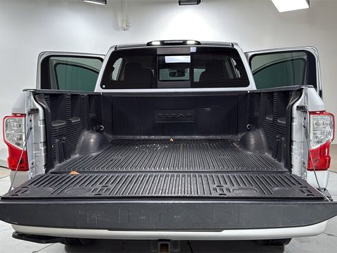 Used 2018 Nissan Titan SV w/ SV Convenience Package image 16