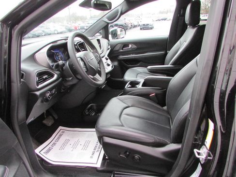 Used 2025 Chrysler Pacifica Select image 6