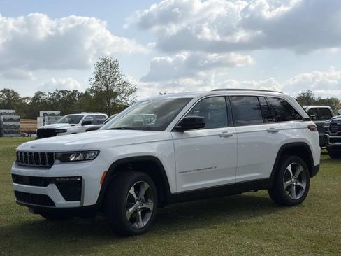 New 2026 Jeep Grand Cherokee Limited w/ Luxury Tech Group II RWD image 17
