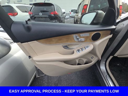 Used 2019 Mercedes-Benz GLC 300 4MATIC w/ Premium Package image 15