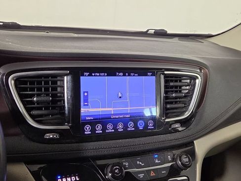 Used 2017 Chrysler Pacifica Limited w/ Advanced Safetytec Group FWD image 18