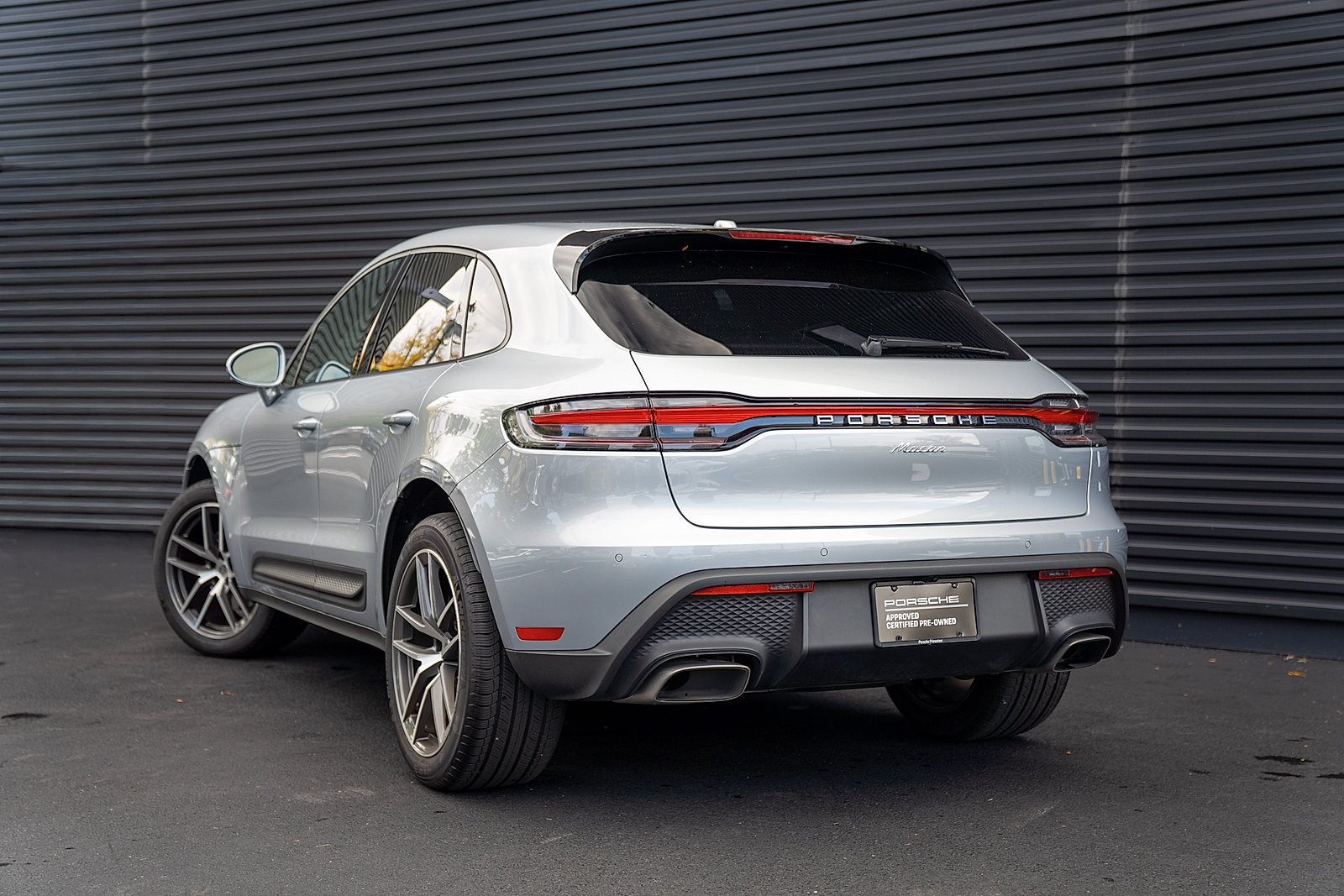 Used 2026 Porsche Macan AWD/4WD image 3