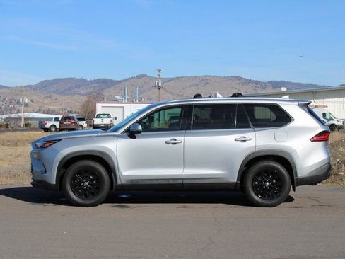 Used 2024 Toyota Grand Highlander XLE image 3