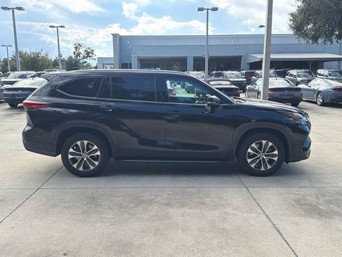 Used 2020 Toyota Highlander XLE FWD image 2