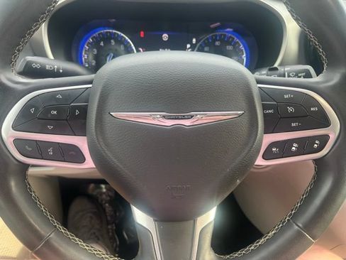 Used 2022 Chrysler Pacifica Touring-L FWD image 23