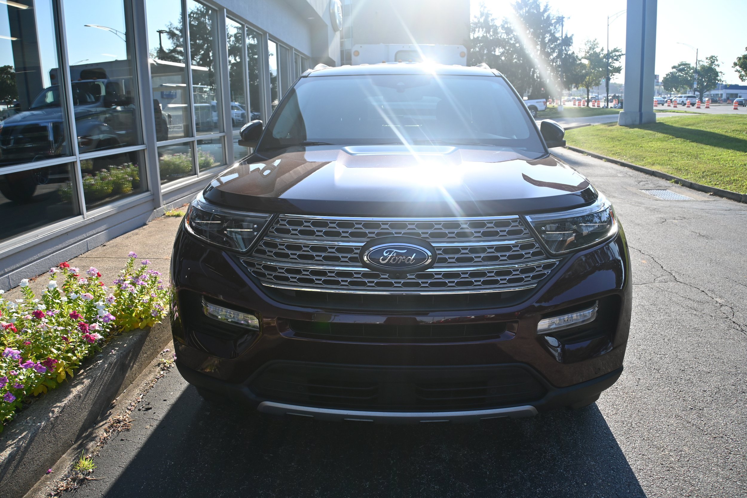 Used 2022 Ford Explorer Limited w/ Equipment Group 301A AWD/4WD image 3