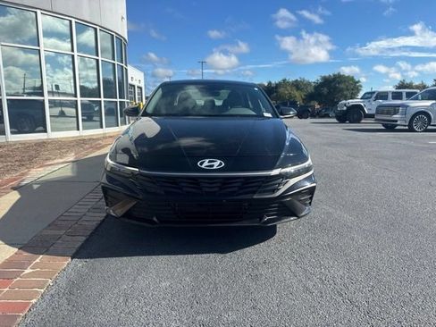 Used 2025 Hyundai Elantra Hybrid FWD image 2