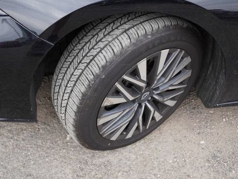 Used 2024 Nissan Altima 2.5 SV FWD image 13
