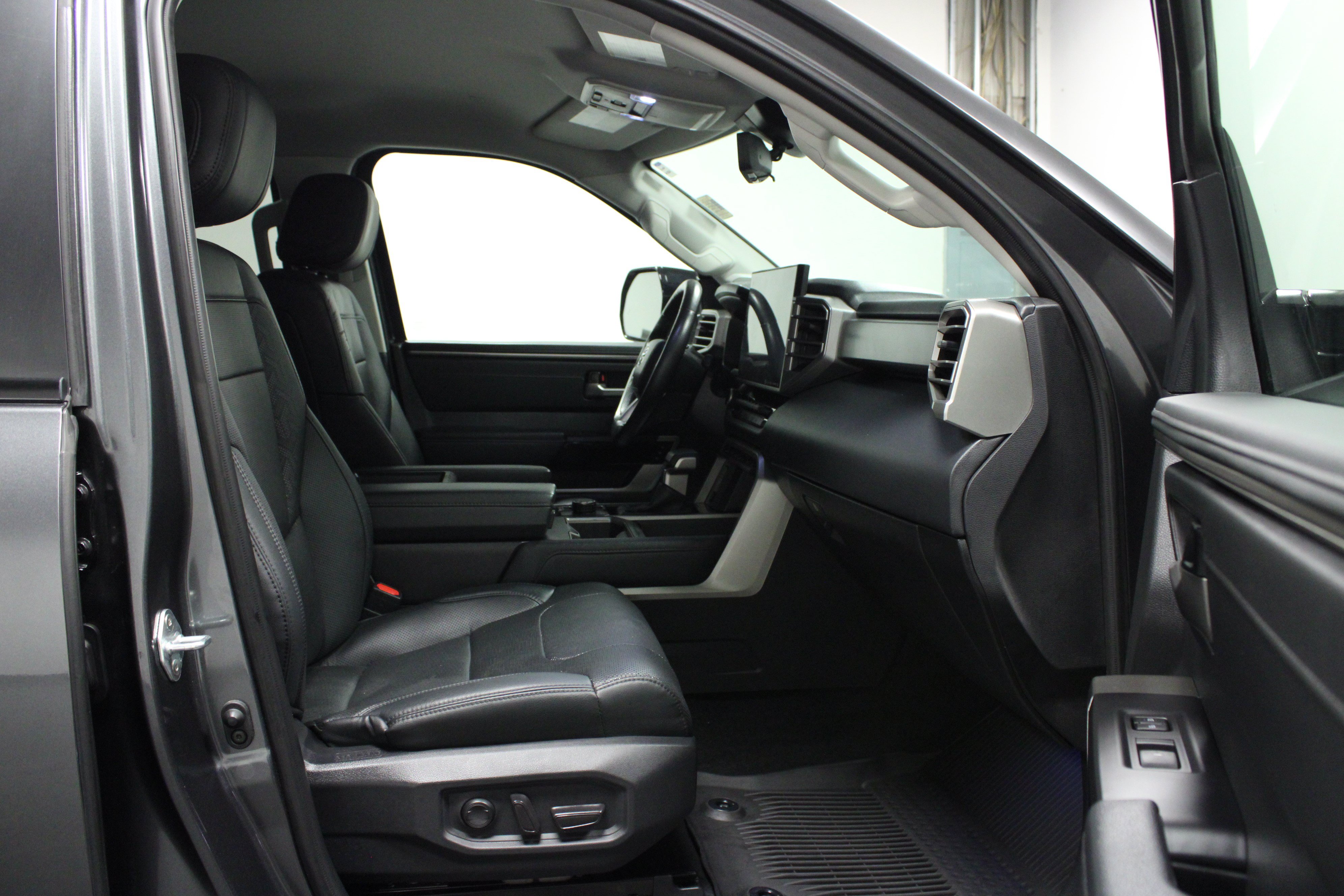 Used 2024 Toyota Tundra Limited AWD/4WD image 16