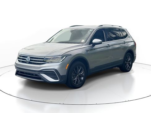 Used 2022 Volkswagen Tiguan SE w/ Panoramic Sunroof Package FWD image 3