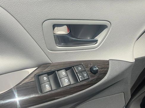 Used 2015 Toyota Sienna XLE FWD image 11