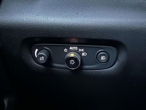 Used 2021 Chevrolet Traverse LT w/ LT Premium Package image 23