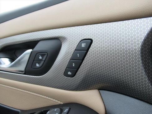 Used 2023 Chevrolet Traverse Premier image 28