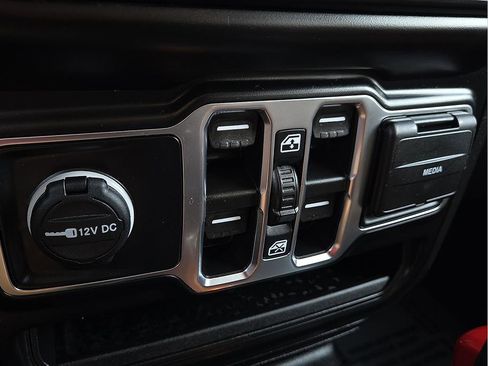 Used 2023 Jeep Wrangler Unlimited Sahara image 16