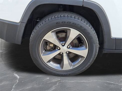 Used 2019 Jeep Cherokee Limited image 33