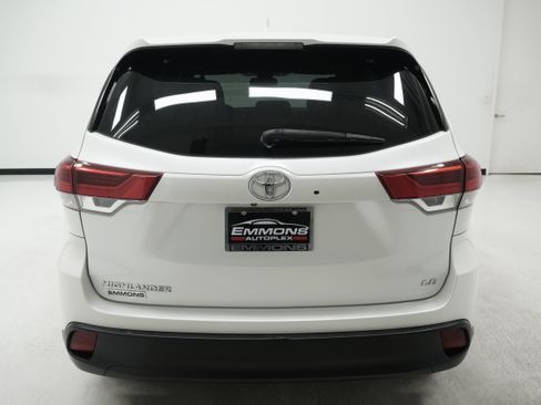 Used 2018 Toyota Highlander Plus FWD image 5