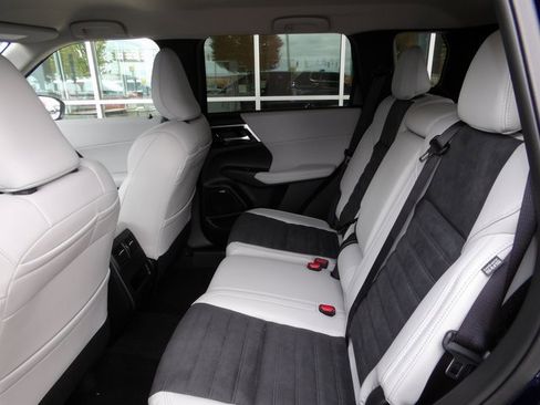 New 2025 Mitsubishi Outlander SE image 16