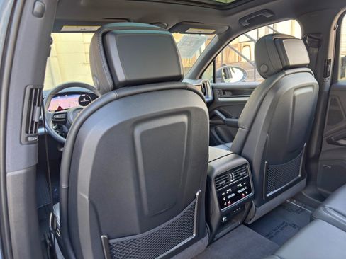 Used 2025 Porsche Cayenne E-Hybrid w/ Premium Package Plus AWD/4WD image 43