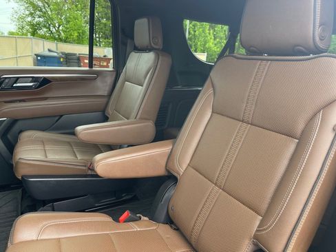 Used 2025 Chevrolet Suburban High Country AWD/4WD image 18
